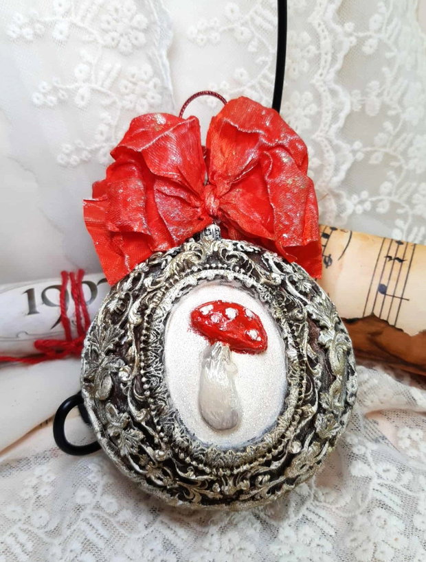 Accent pe magie si vintage - glob decorat manual, cu ciupercuta
