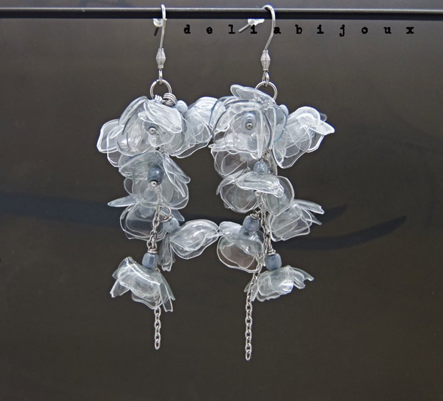 Cercei handmade unicat Flori delicate din plastic reciclat și inox (cod1306)