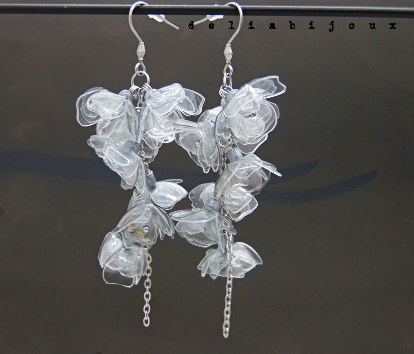 Cercei handmade unicat Flori delicate din plastic reciclat și inox (cod1306)