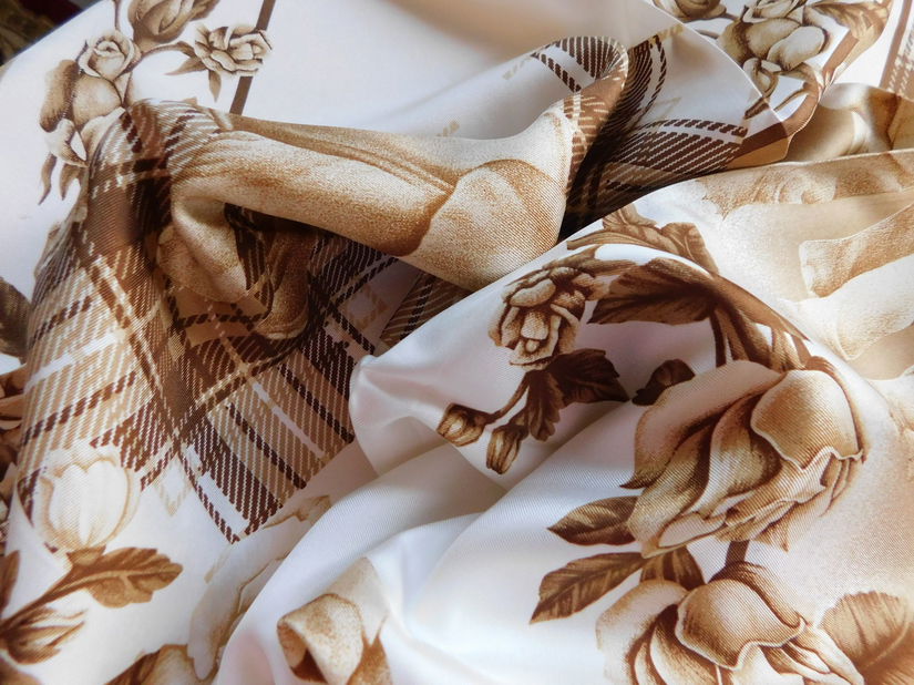 ESCADA, esarfa originala,  noua , matase naturala , cadou curea Zara  noua