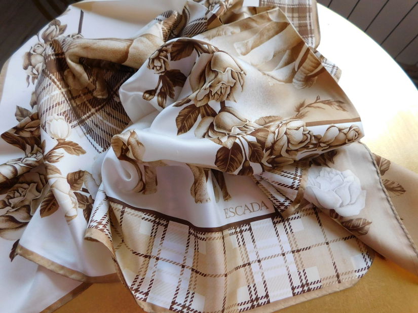 ESCADA, esarfa originala,  noua , matase naturala , cadou curea Zara  noua