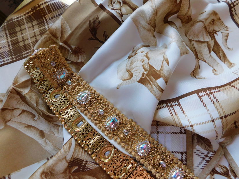 ESCADA, esarfa originala,  noua , matase naturala , cadou curea Zara  noua