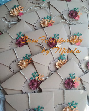 Plicuri handmade decorate cu flori de toamnă