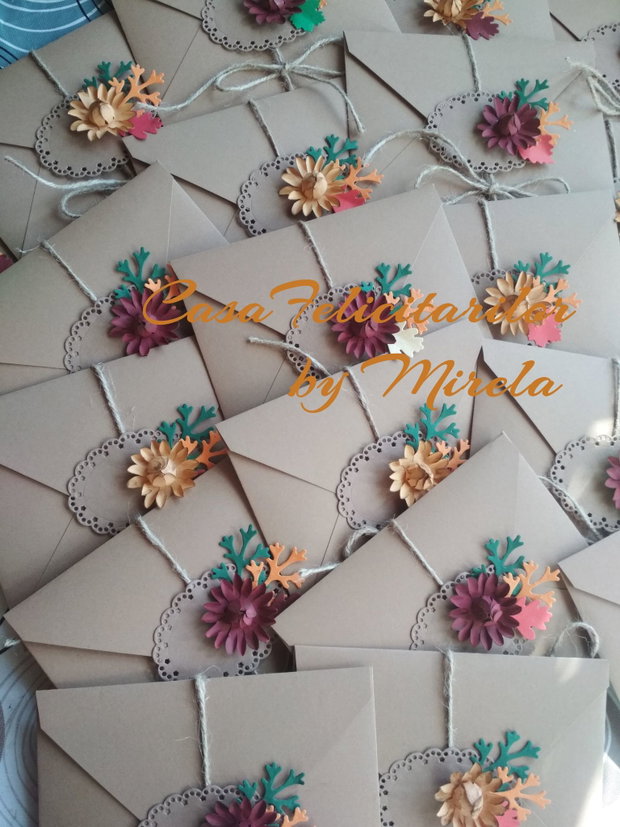 Plicuri handmade decorate cu flori de toamnă