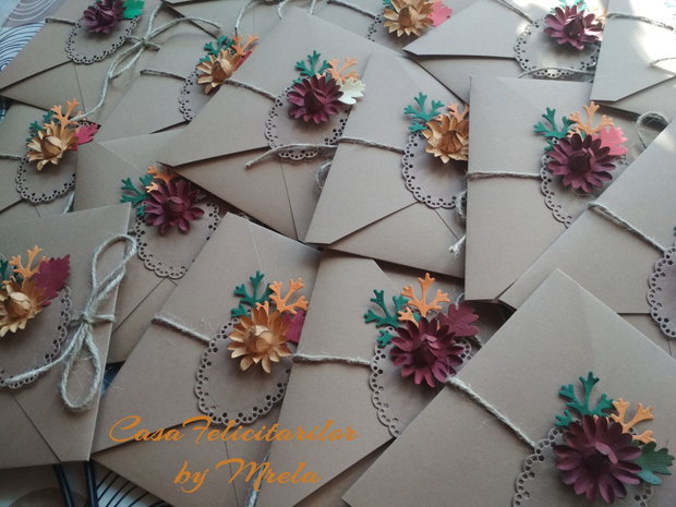 Plicuri handmade decorate cu flori de toamnă