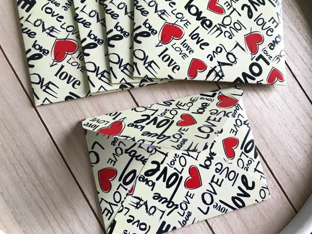 Plicuri LOVE delicate și pline de mesaj
