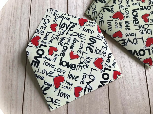 Plicuri LOVE delicate și pline de mesaj