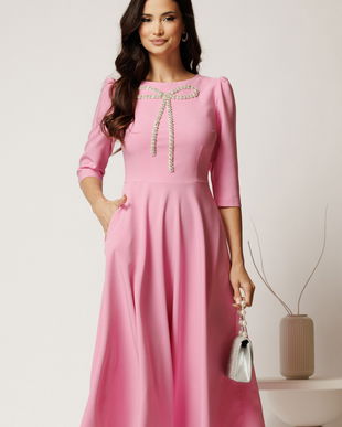 Rochie midi roz din stofa in clos cu funda si strasuri pe bust