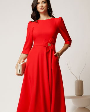 Rochie midi corai din stofa in clos cu floare in talie