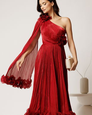 Rochie midi bordo din voal satinat cu volanase la baza si flori in talie si pe umar