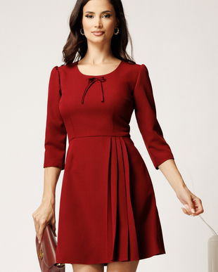 Rochie scurta bordo din stofa cu fundita pe bust si pliuri pe fusta