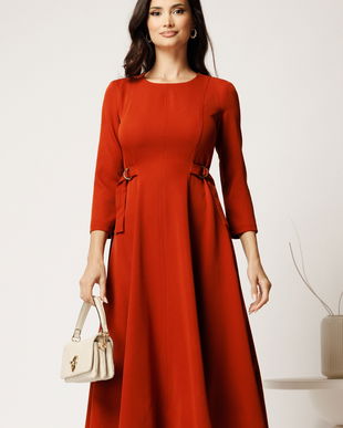 Rochie midi caramizie din stofa in clos cu catarame in talie