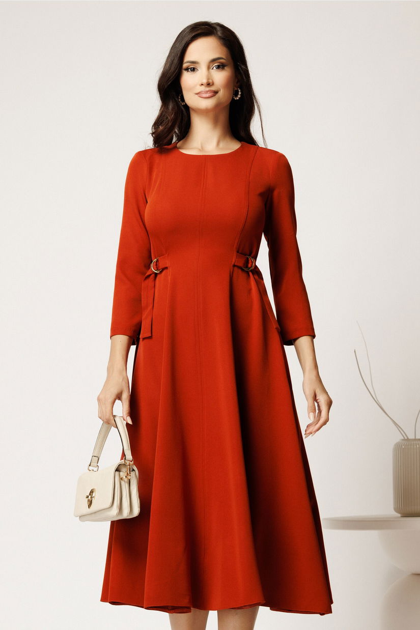 Rochie midi caramizie din stofa in clos cu catarame in talie