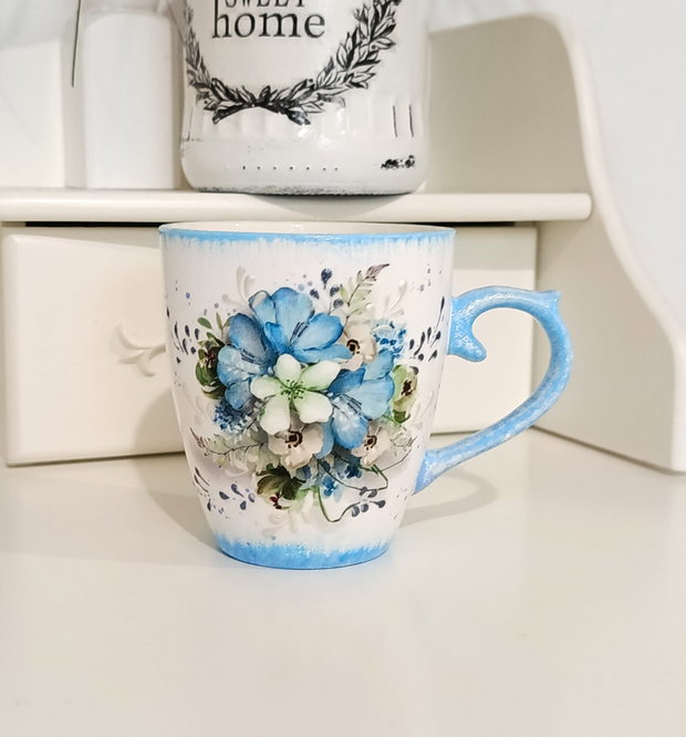 Cana decorata cu flori albastre