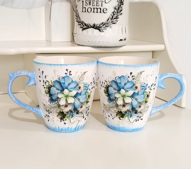 Cana decorata cu flori albastre