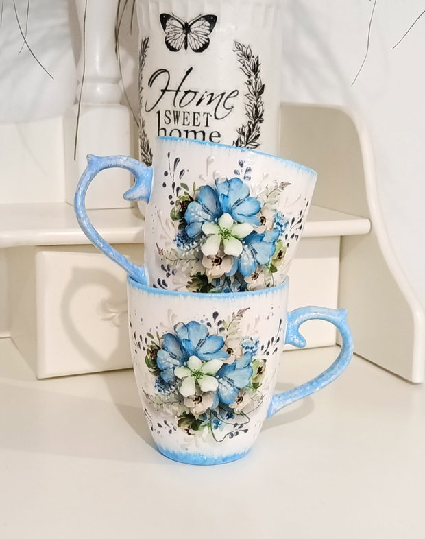 Cana decorata cu flori albastre