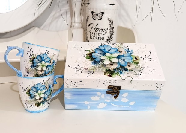 Cana decorata cu flori albastre