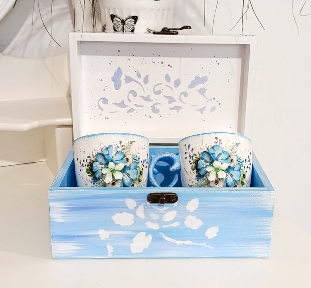 Cana decorata cu flori albastre