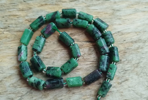 Rubin zoisit, tuburi fatetate, 13x8 mm