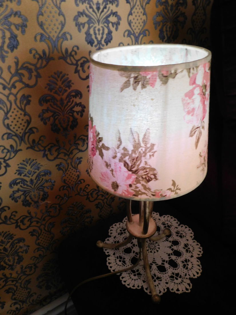 2  veioze  deosebite , vintage , neutilizate , elegante .