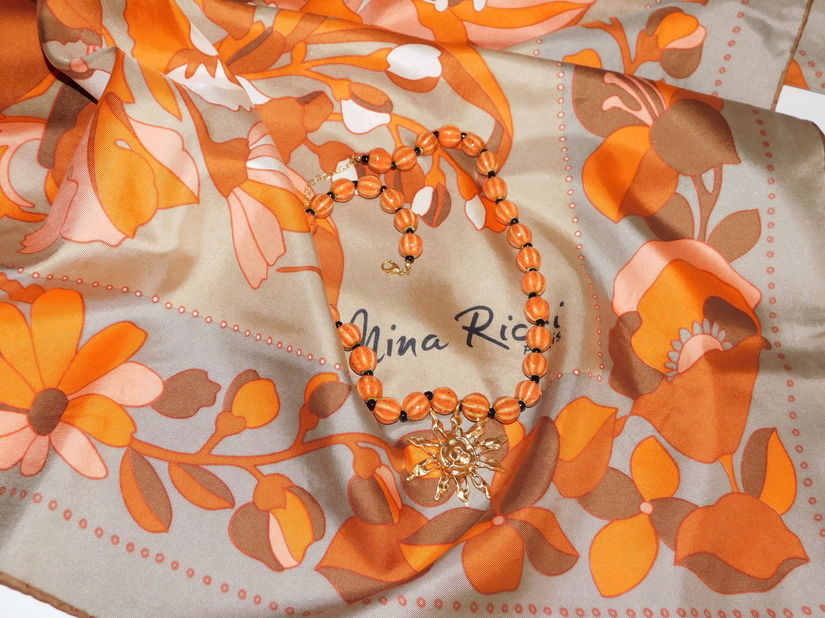 NINA RICCI,   esarfa vintage  matase naturala  superba ,colier nou portelan  cadou