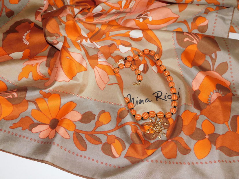 NINA RICCI,   esarfa vintage  matase naturala  superba ,colier nou portelan  cadou