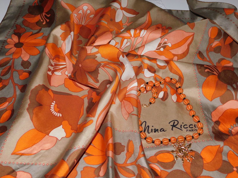 NINA RICCI,   esarfa vintage  matase naturala  superba ,colier nou portelan  cadou