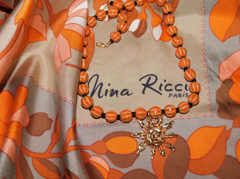 NINA RICCI,   esarfa vintage  matase naturala  superba ,colier nou portelan  cadou