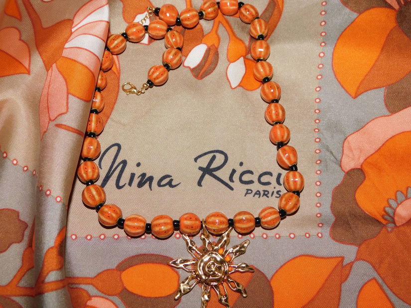 NINA RICCI,   esarfa vintage  matase naturala  superba ,colier nou portelan  cadou