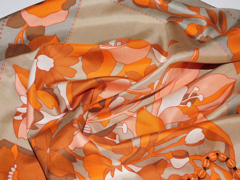 NINA RICCI,   esarfa vintage  matase naturala  superba ,colier nou portelan  cadou