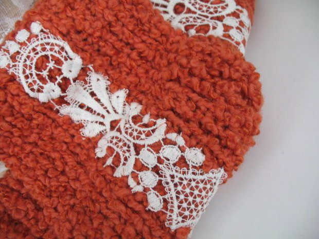 Accesoriu tricotat cu aplicatii din dantela