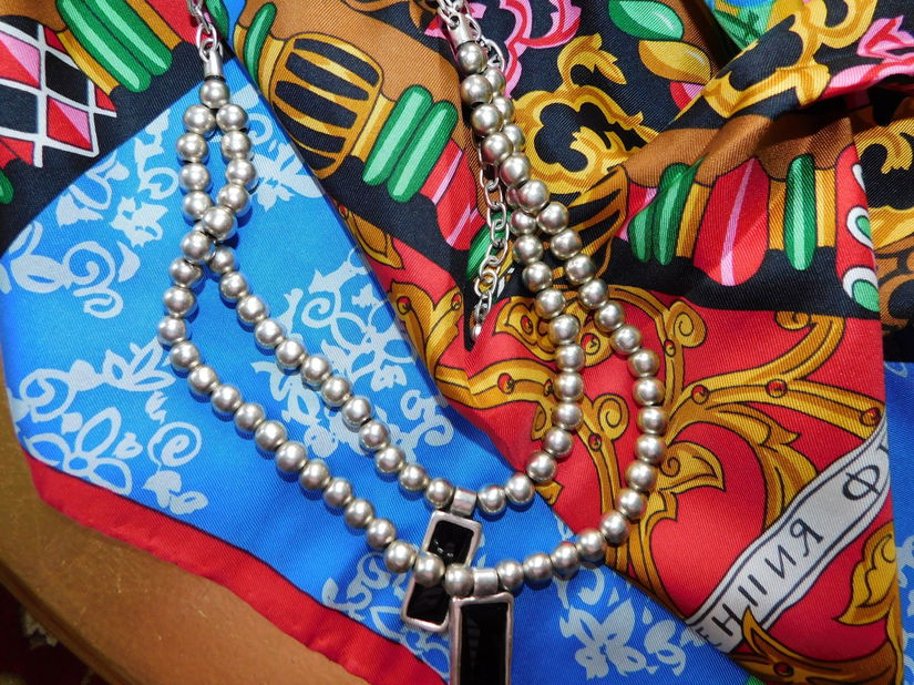 LOUIS FERAUD , designer ,esarfa vintage matase naturala  , colier   nou cadou
