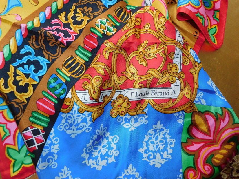LOUIS FERAUD , designer ,esarfa vintage matase naturala  , colier   nou cadou