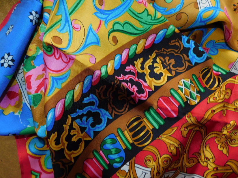 LOUIS FERAUD , designer ,esarfa vintage matase naturala  , colier   nou cadou