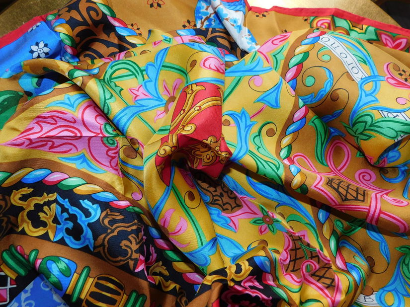 LOUIS FERAUD , designer ,esarfa vintage matase naturala  , colier   nou cadou