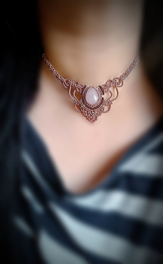 Colier delicat micromacrame cu cuart roz