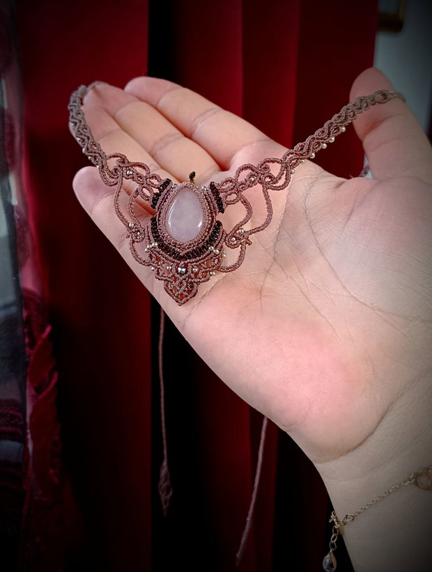 Colier delicat micromacrame cu cuart roz