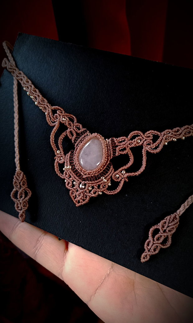 Colier delicat micromacrame cu cuart roz