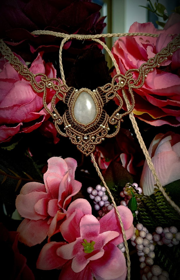 Colier delicat micromacrame cu cuart roz
