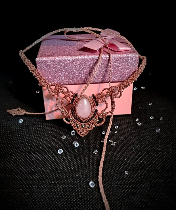 Colier delicat micromacrame cu cuart roz