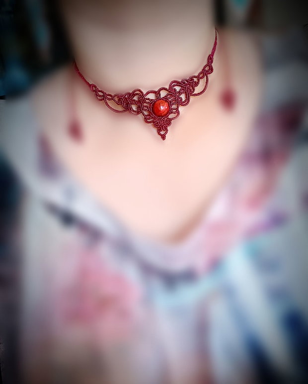 Colier choker delicat micromacrame cu cristal natural
