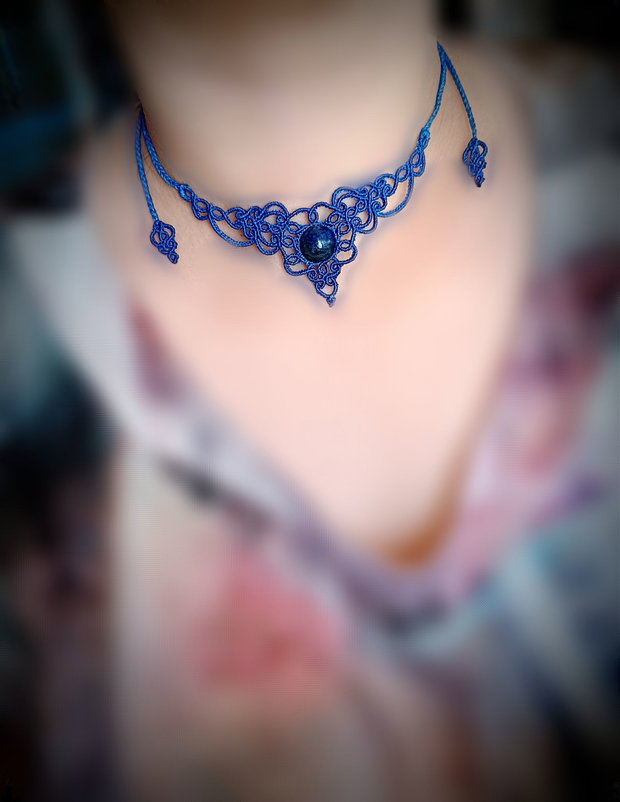 Colier choker delicat micromacrame cu cristal natural