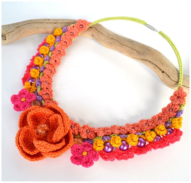 Colier crosetat floral