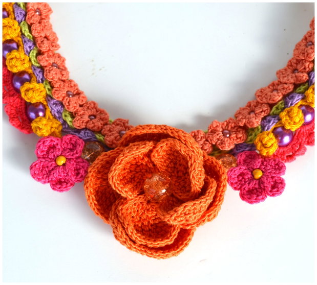 Colier crosetat floral