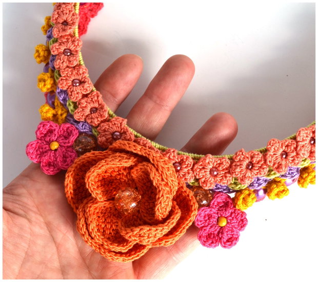 Colier crosetat floral