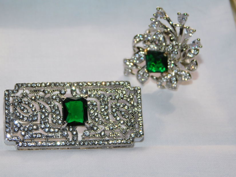 Set deosebit , brosa  zirconii  cu inel  superb  zirconii, ambele noi