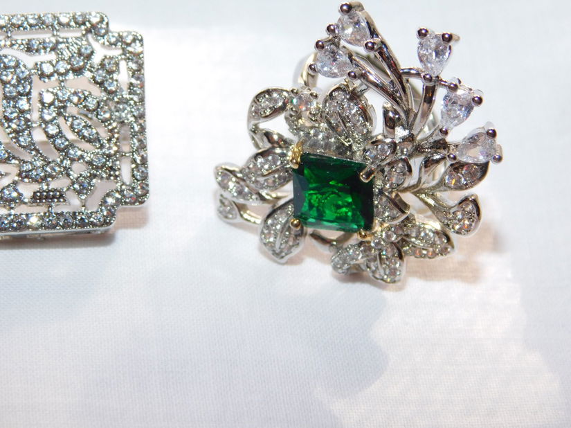Set deosebit , brosa  zirconii  cu inel  superb  zirconii, ambele noi