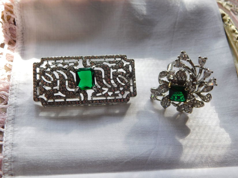 Set deosebit , brosa  zirconii  cu inel  superb  zirconii, ambele noi