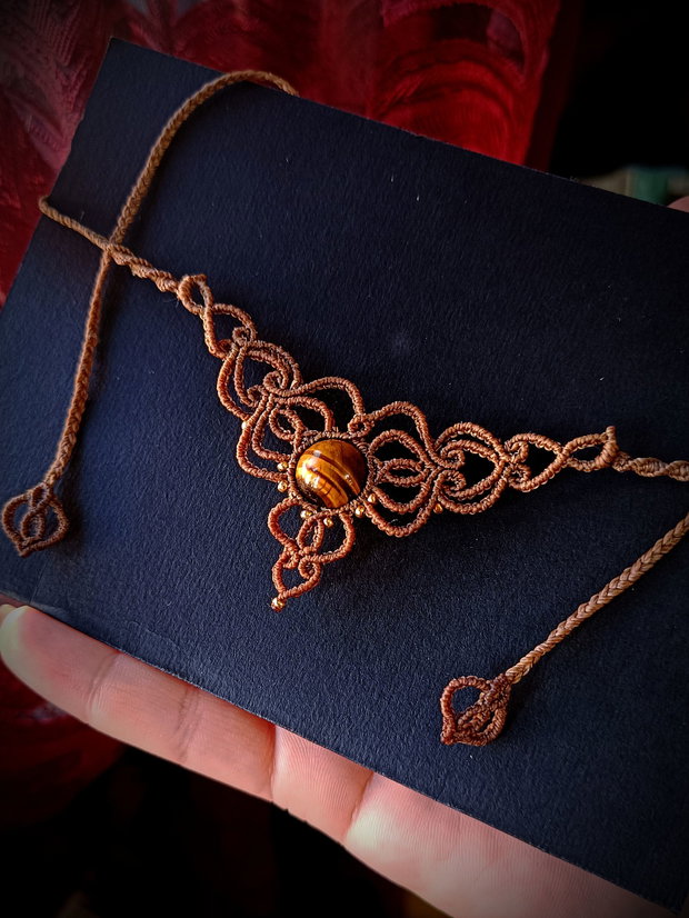Colier delicat micromacrame cu ochi de tigru