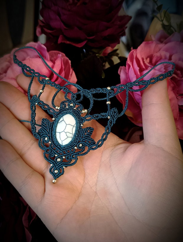Colier frunze turcoaz micromacrame Howlit